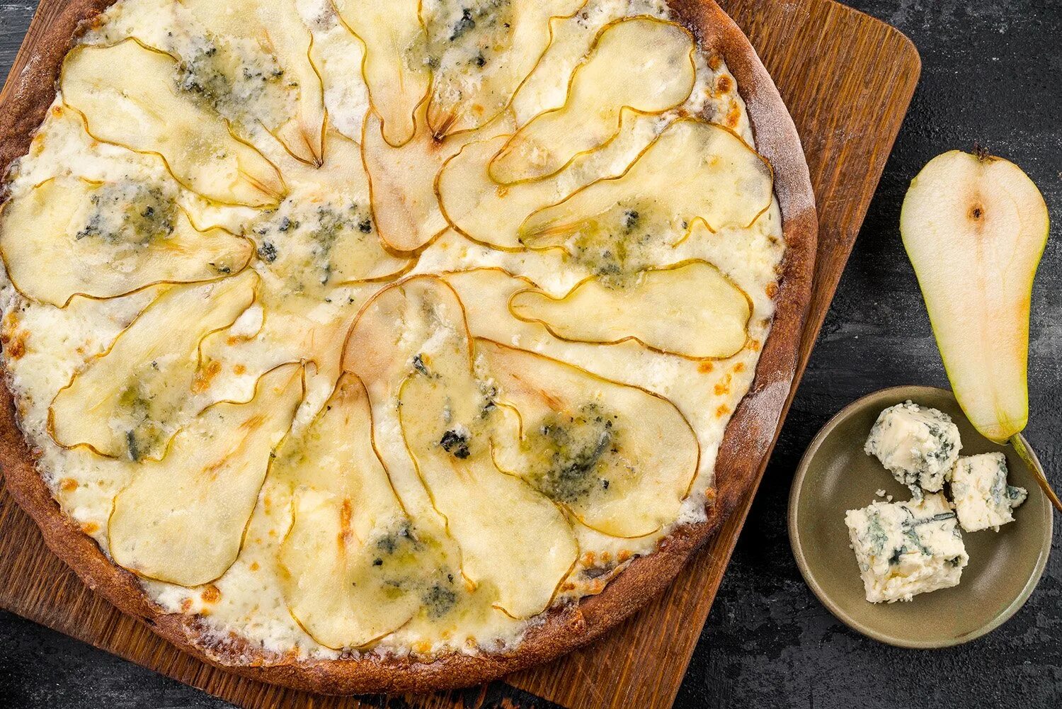 Груша горгонзола. Пирог горгонзола с грушей. Gorgonzola pizza груша. Пицца с грушей и дор Блю. Пицца с плесенью