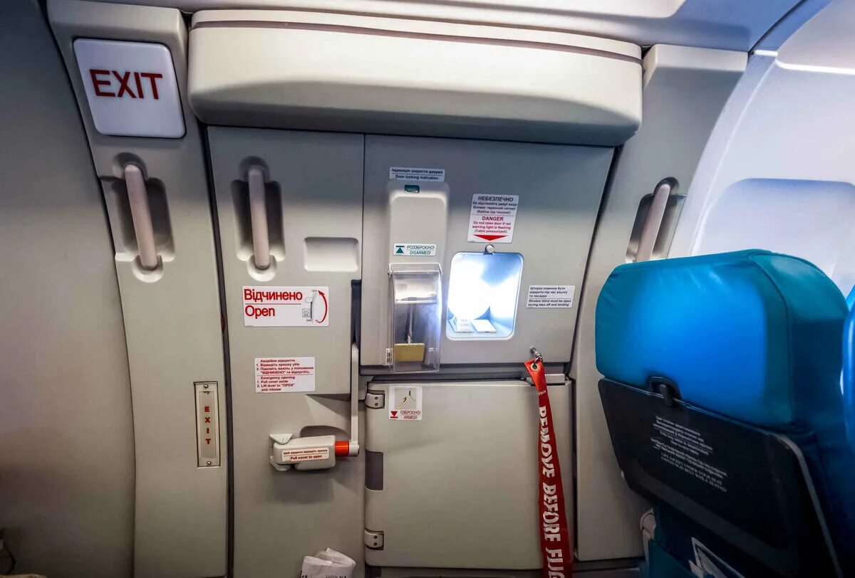 Как называется дверь в самолете. Airbus a320 дверь. аварийный люк а320. дверь в кабину пилотов боинг 737. дверь самолета.