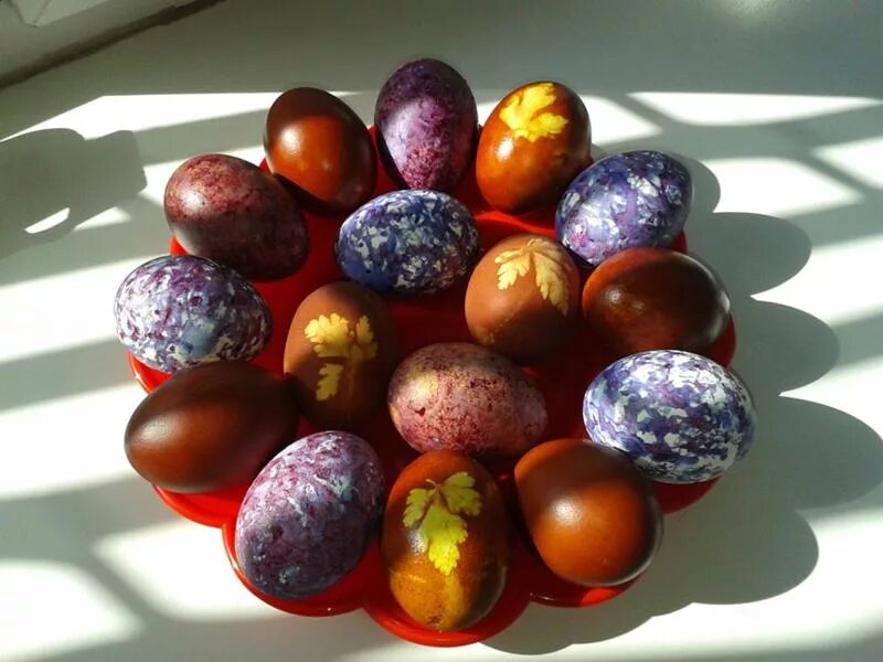 Яйца в каркаде красить. Крашенки мраморные. Окрашивание пасхальных яиц натуральными красителями.