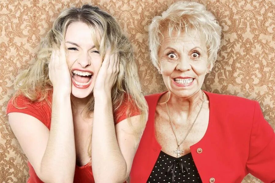 Свекровь и невестка. Свекровь и невестка. Свекровь. Родители невесты на свадьбе. Невеста с родителями.