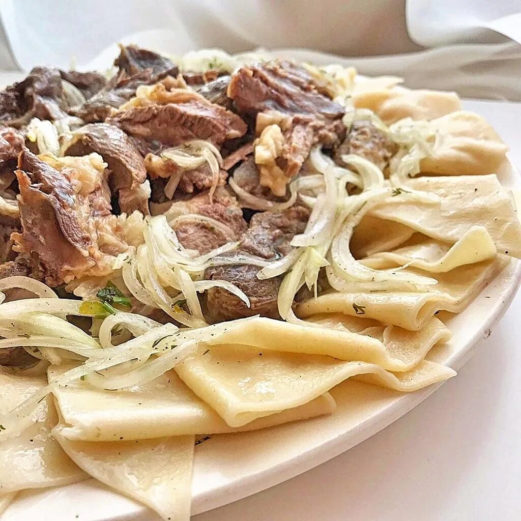 Как приготовить бешбармак с мясом. Бешбармак. бешбармак казахский. бешбармак суп. казахская кухня бешбармак.