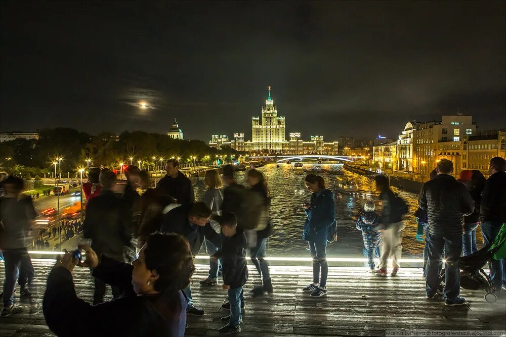 1 00 по москве. Парк зарядье в москве вечером. парк зарядье вечером. парк зарядье в москве ночью. парк зарядье ночью.
