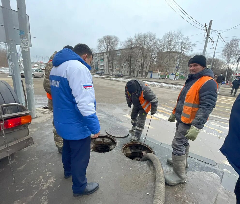 Водоканал ульяновск сайт. Утечка воды на улице. Ульяновскводоканал. Засвияжский Водоканал Ульяновск. Авария с водопроводом в Ульяновске сегодня.