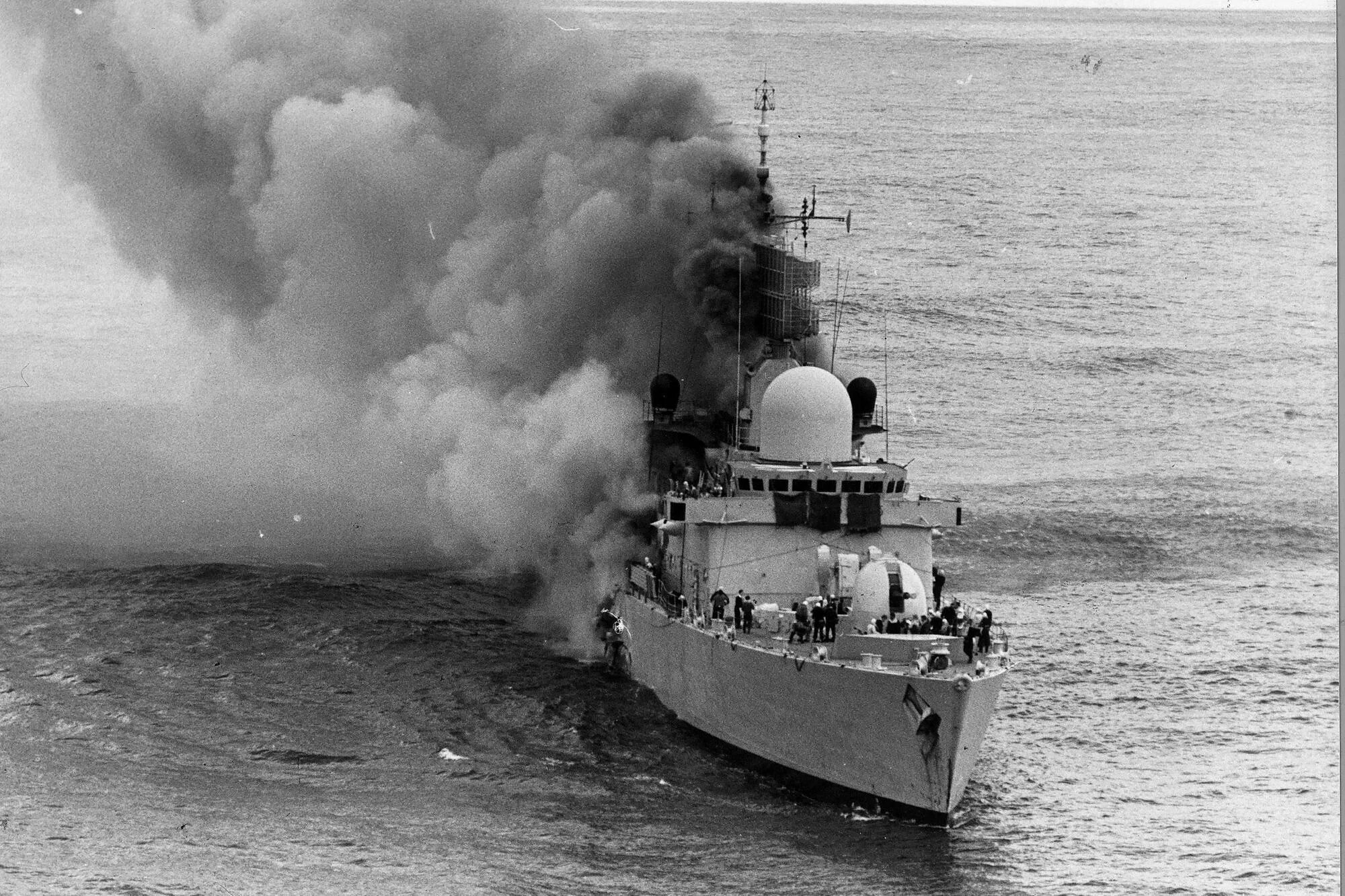 Uss stark. HMS Sheffield 1982. Эсминец Шеффилд 1982. Попадание ПКР В корабль. Затонувший эсминец «Шеффилд».