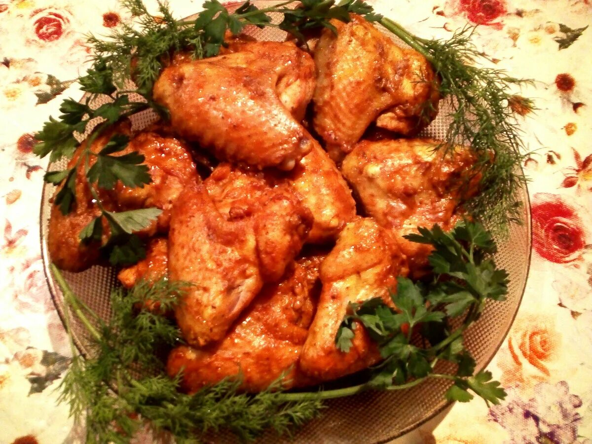 Куриные крылышки в кастрюле. Маринад для куриных крылышек. крылышки в гранатовом соусе. маринад для крылышек куриных в духовке. сочные куриные крылышки с соусом.
