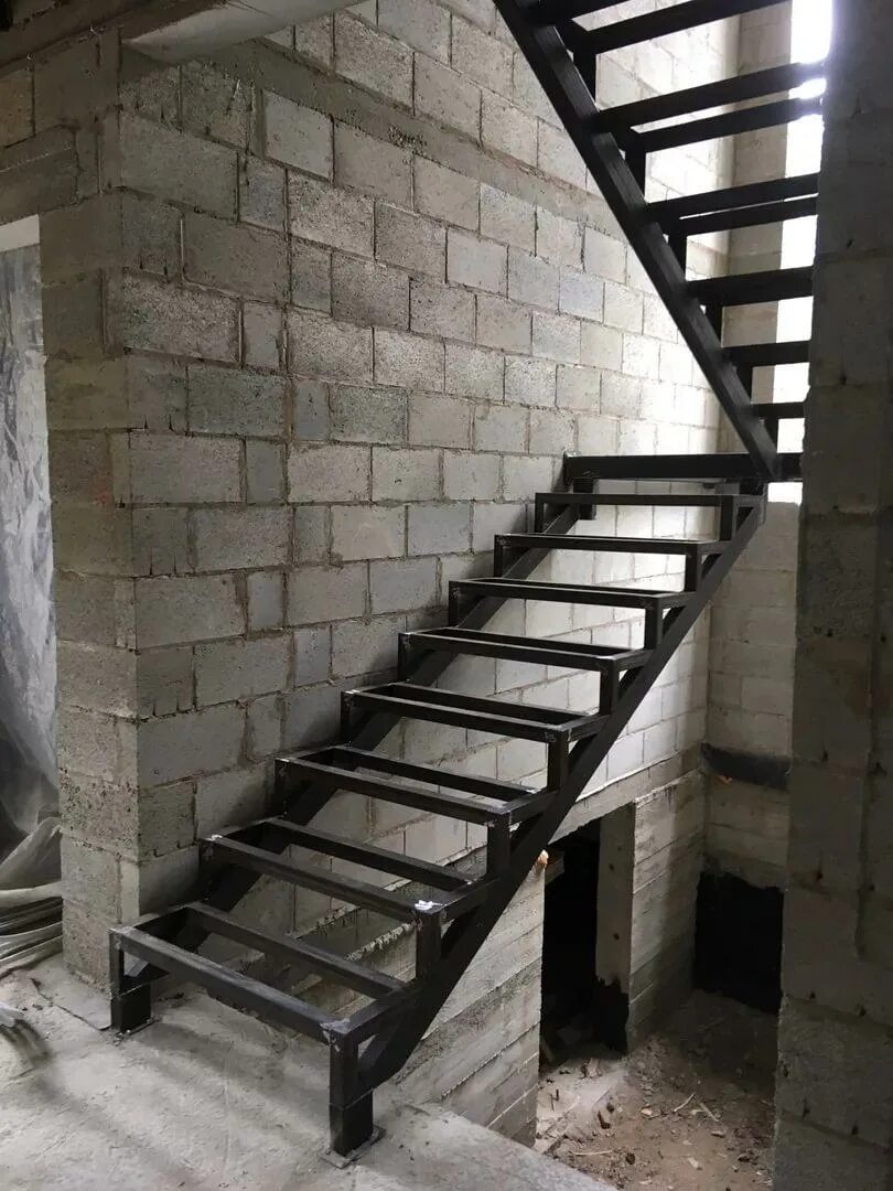 Металлическая лестница. Лестница из металла. Металлическая лестница в доме. Лестница каркасная металлическая.