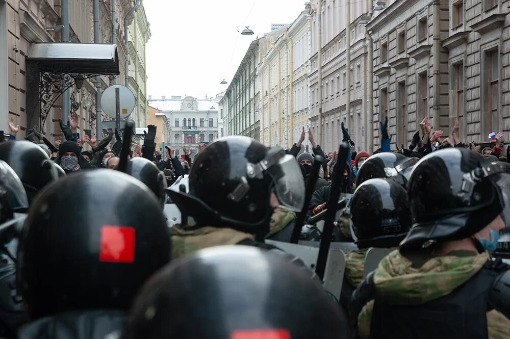 Митинг Дворцовая. Митинг 20 августа на Дворцовой площади. Митинг против ГКЧП В Ленинграде. Перегородки для шествий митингов. Закон о митингах фз