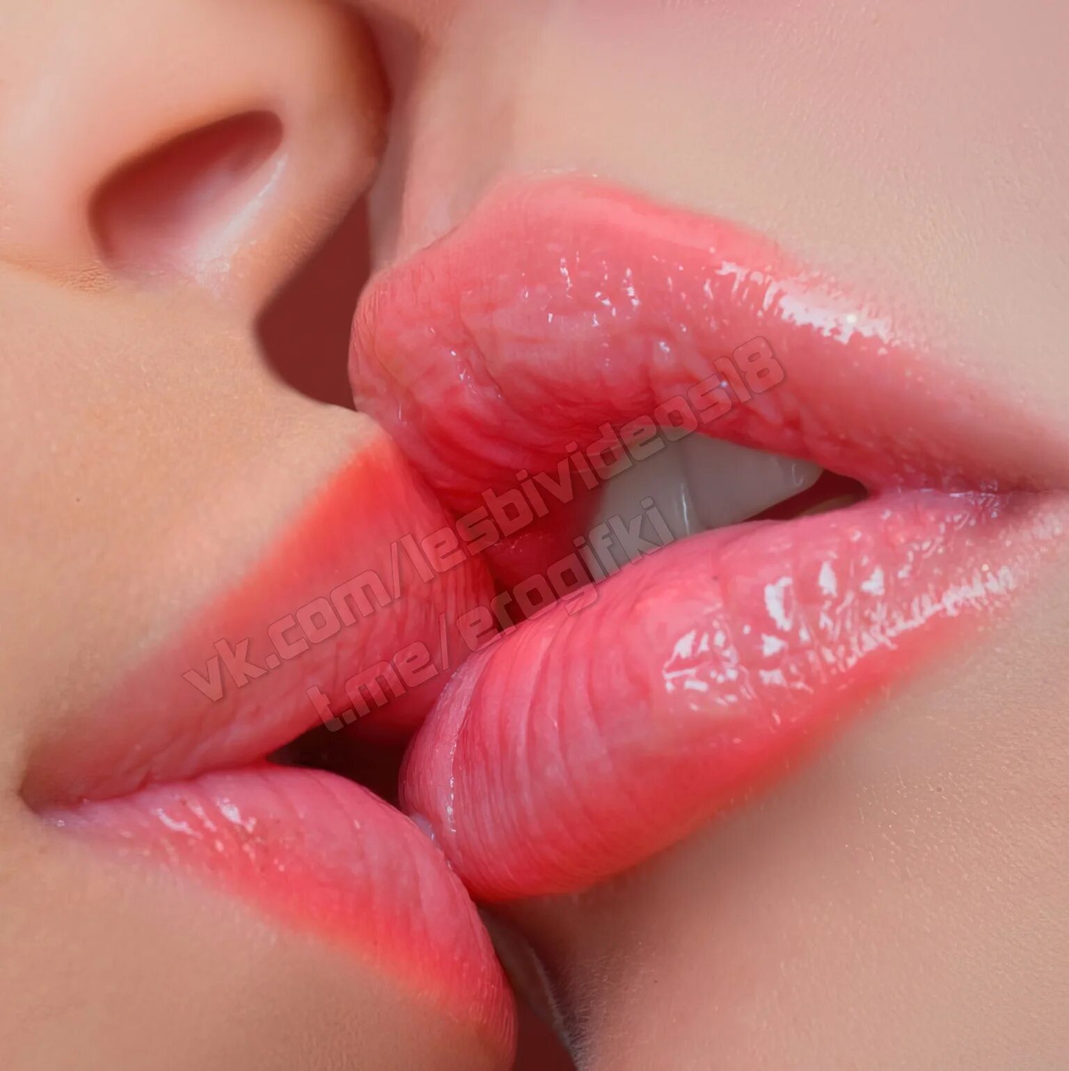 Девушка лижет язык парня. Красивые чувственные губы. Сочные губы. Поцелуй в губы. Сочный поцелуй.