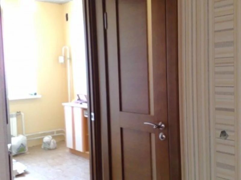 монтажник дверей. установленные межкомнатные двери. установка дверей. двери межкомнатные светлые. монтаж дверей.