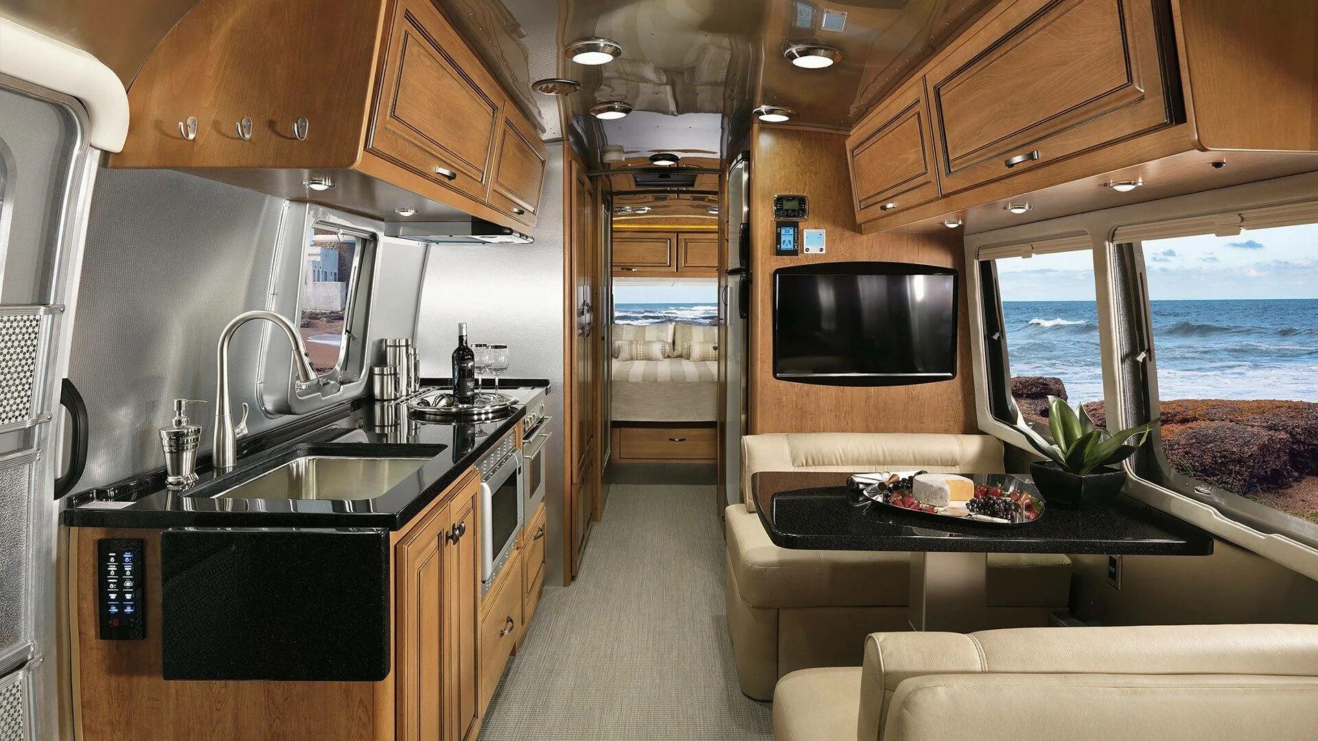 Дом на колесах казань. Автодом airstream. автодом airstream 2025. автодом rv camper. автодом pan american airstream.