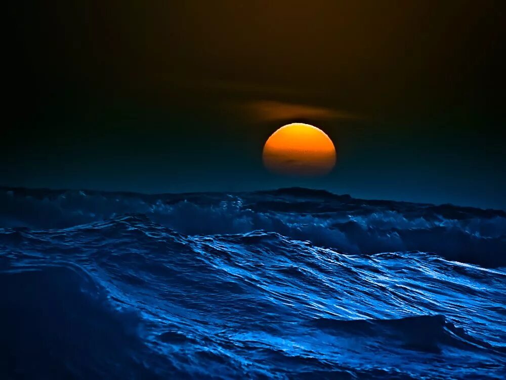 Море волны луна. Ночное море. ночь в море. лунный пейзаж. луна и море.