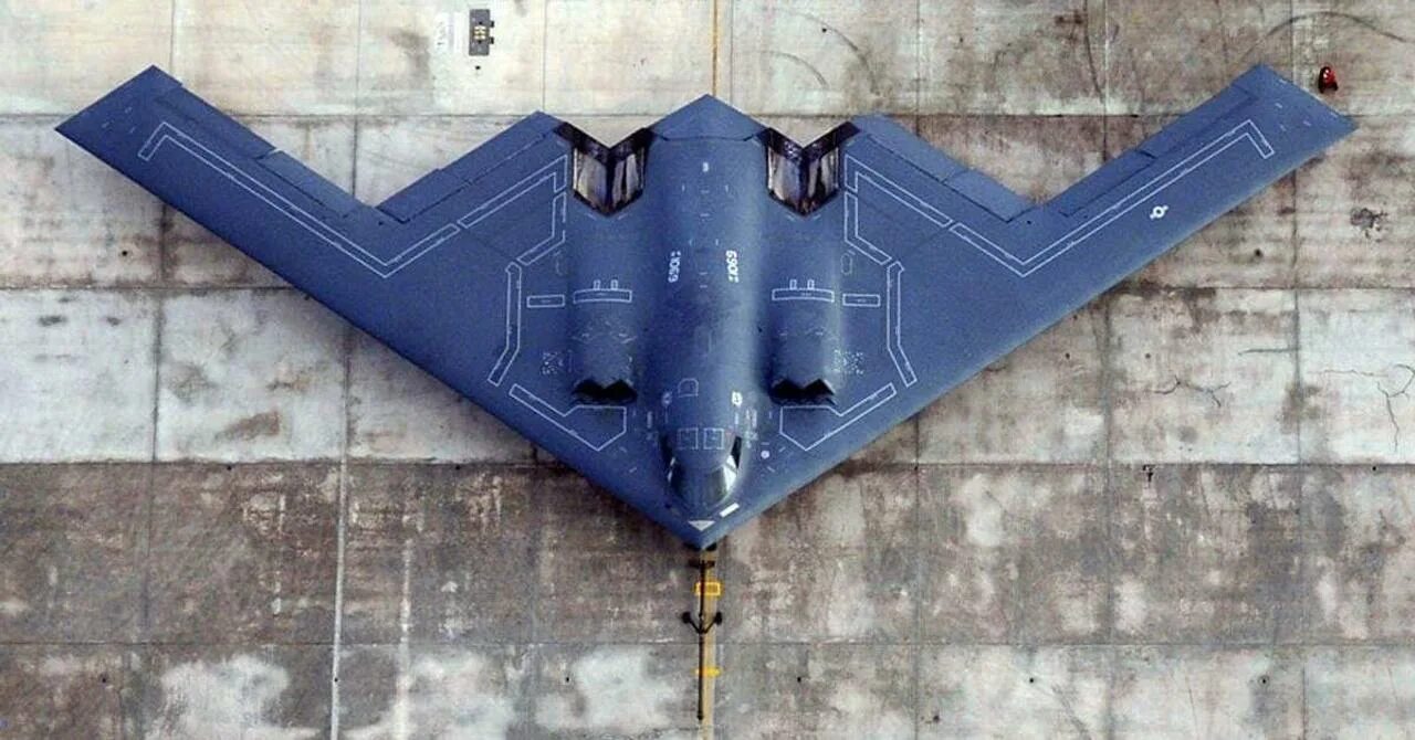 Стелс-бомбардировщик b-2. Стелс самолет b2. B-2 Spirit Stealth Bomber. Стелс b2 самолет невидимка.