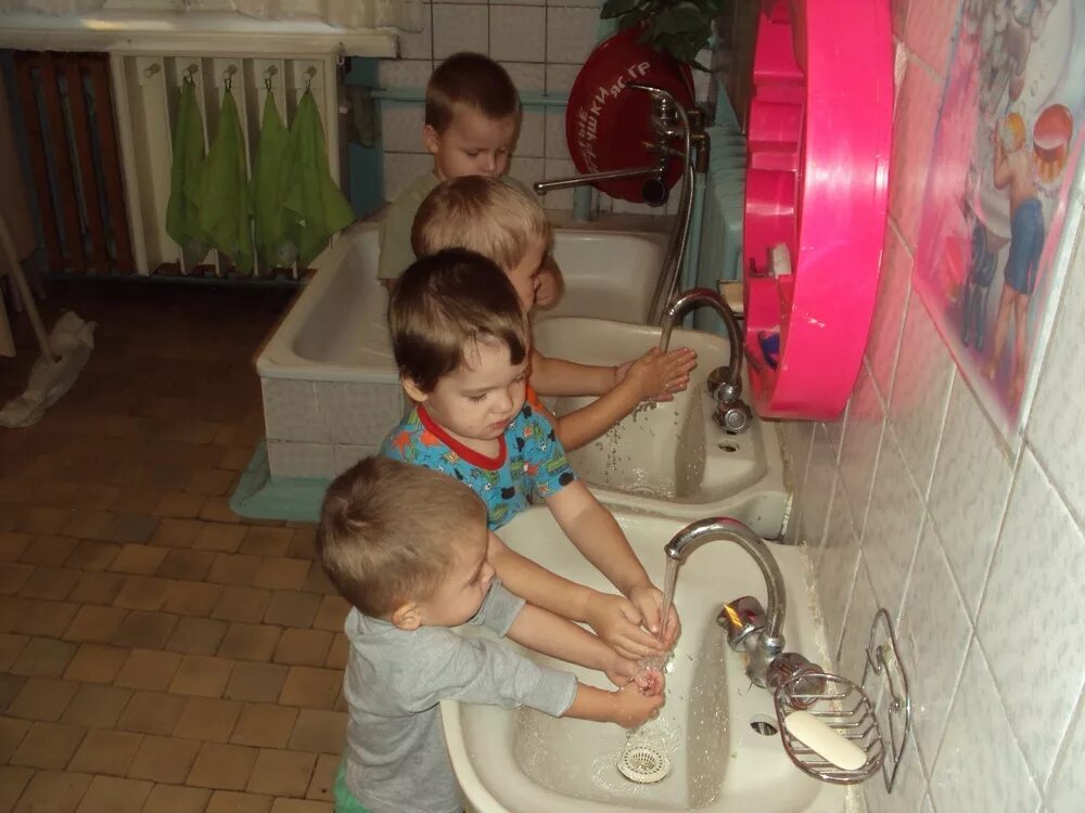 умываемся в детском саду. дети умываются в детском саду. гигиенические навыки детей. умывание в детском саду. дети умываются в детском саду.