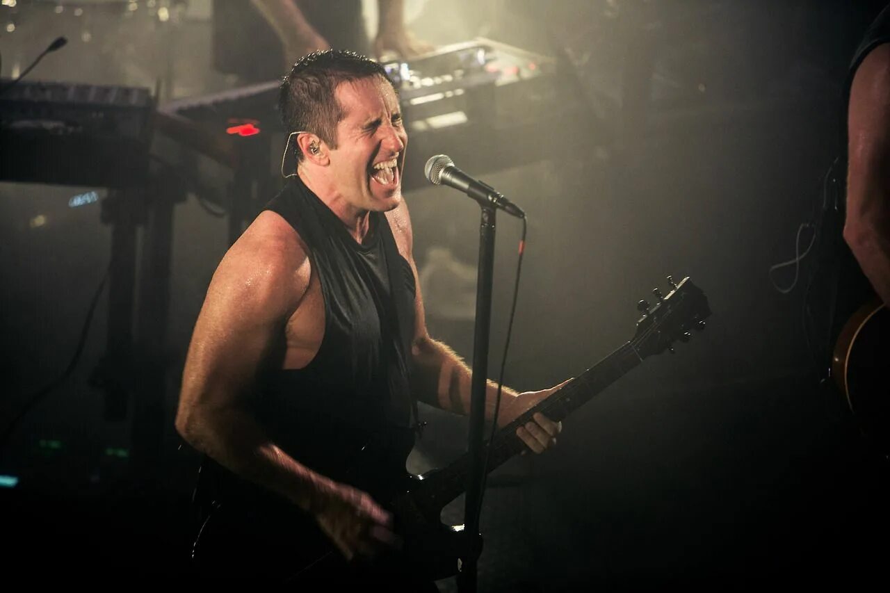 Nine inch broken. Трент резнор. nine inch nails. группа nine inch nails 2025. найн инч нейлз.