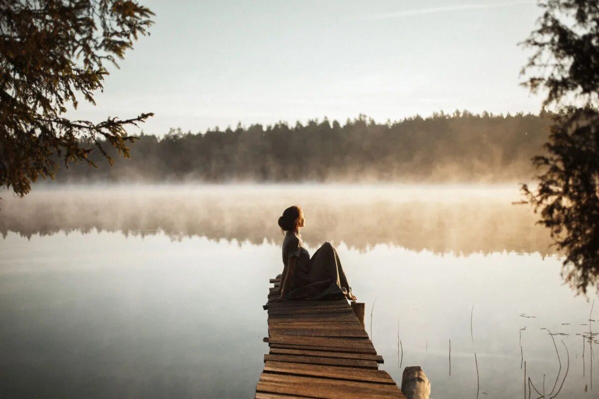 Девушка у реки. Лимит доверия. Думать вредно афоризмы. Девушка с чаем осенью. Картина девушка на берегу.