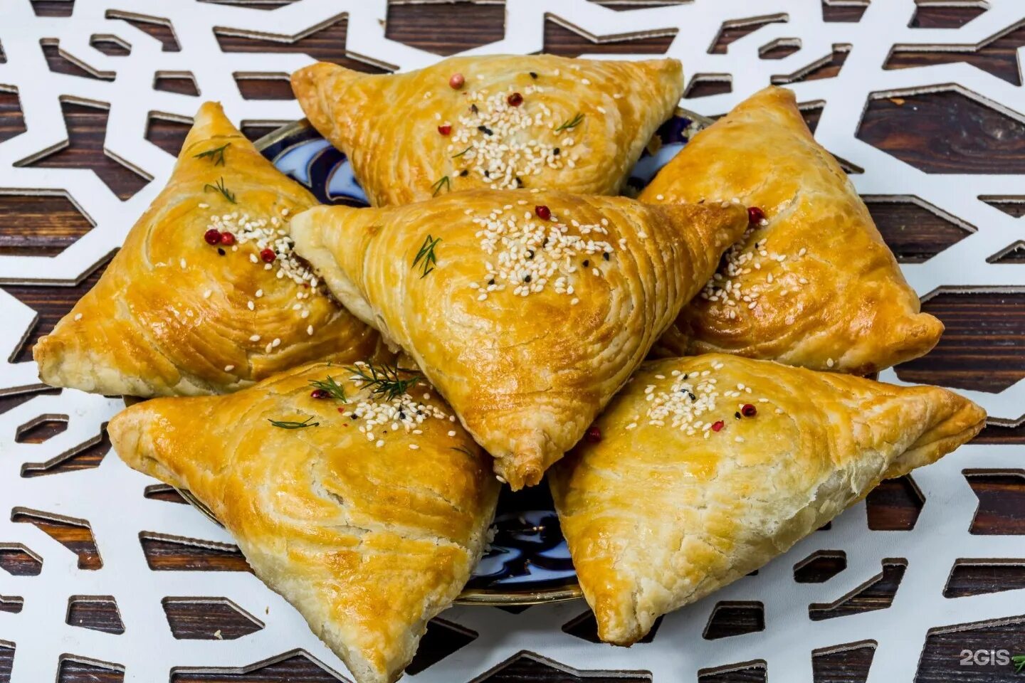 Самса с фаршем. Выпечка самса из слоеного теста. Рецепт теста бездрожжевой самсы в духовке. Каттама самса. Слоеное тесто для самсы.