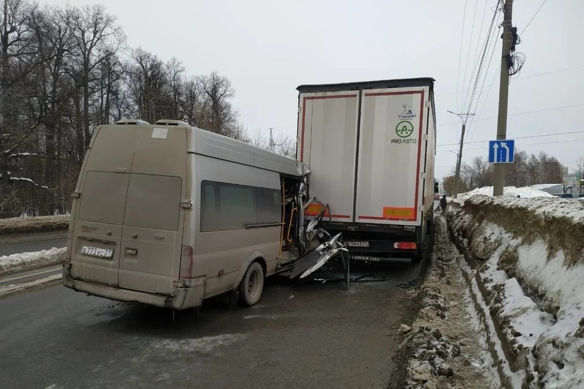 Чеб ру происшествия. ДТП С автобусами в Чебоксаре. Чувашия ДТП С автобусом. Форд Транзит ДТП зимой.