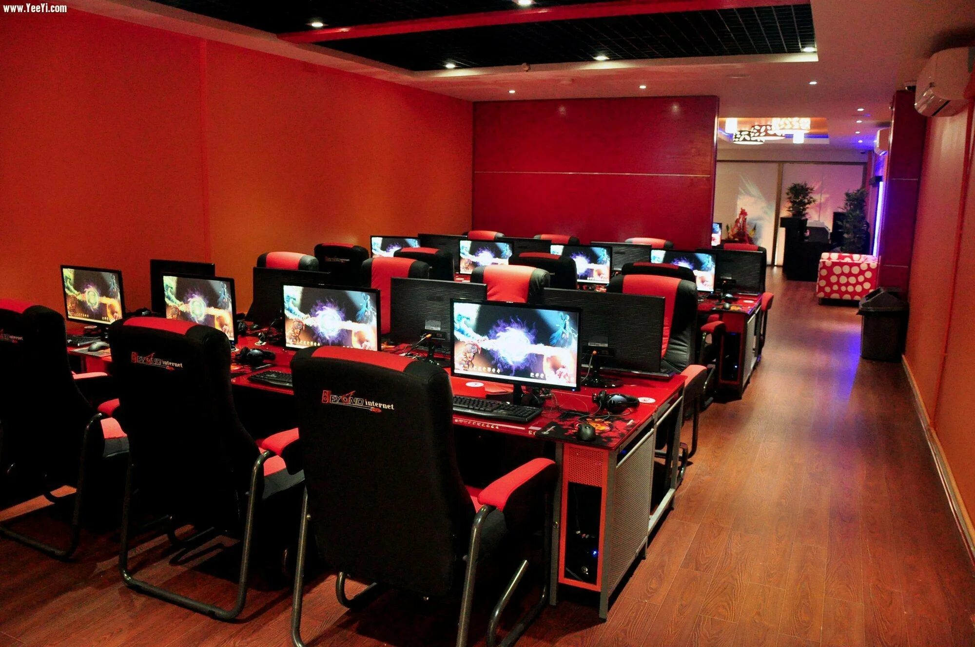 Интернет кафе это. Internet Cafe gta5. Компьютерные залы. Игровой компьютерный клуб. Лучшие интернет кафе.