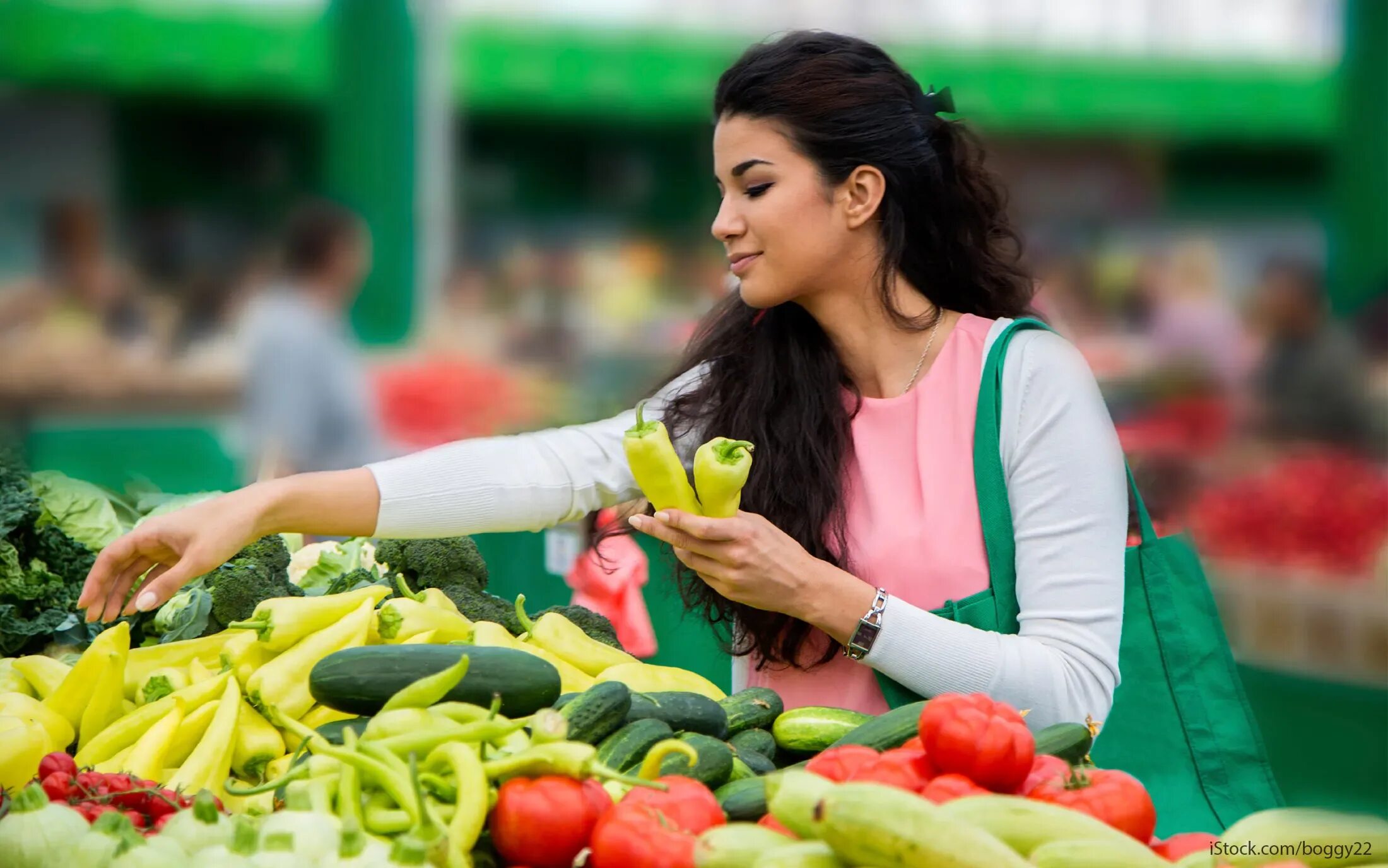 Овощи на рынке. Девушка с овощами и фруктами. Девушка на овощном рынке. Девушка овощи рынок.