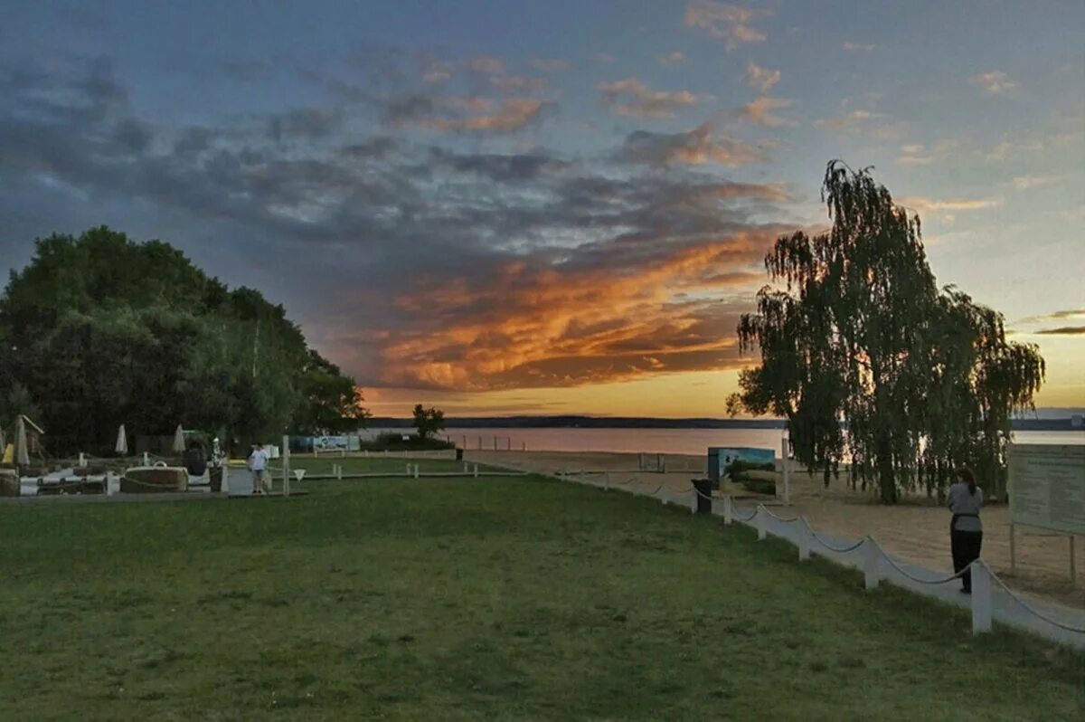 Минские моря цены. Заславское водохранилище Минское море. Заславское водохранилище санаторий Юность. Дамба Минского моря. Заславское море в Беларуси санаторий.