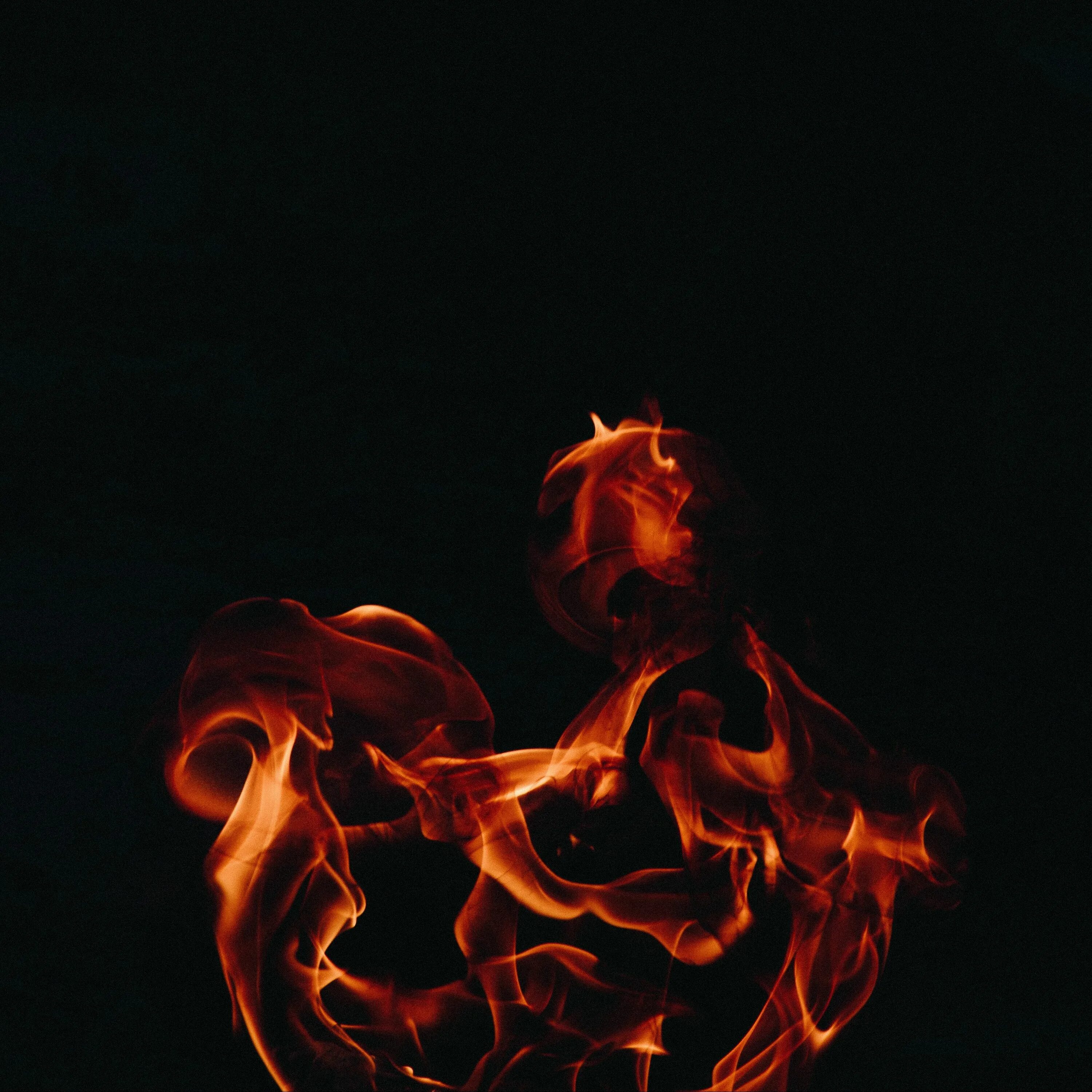 Обои на рабочий стол огонь в темноте. Темные обои пламя. Горит в огне арт. Огонь. Иллюзия темное пламя.
