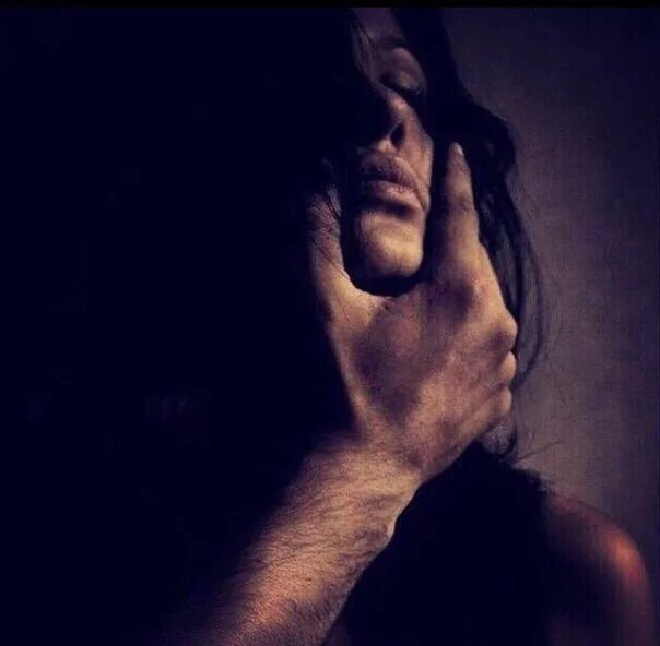 Держит за волосы. За волосы девушку. Мужчина держит за волосы. Держит ее за волосы. Страсть за волосы.