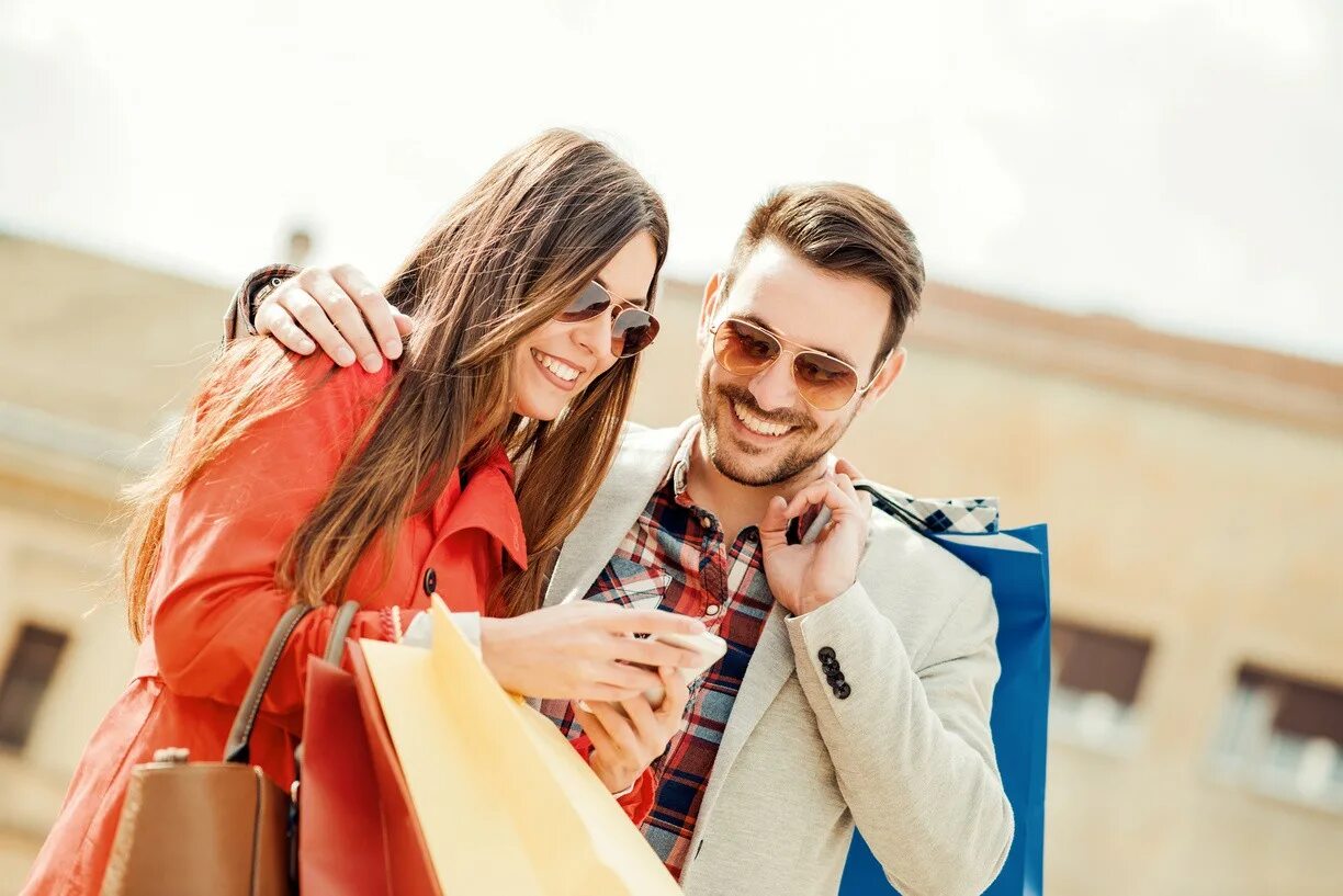 They like to go shopping. Пара с покупками. Шоппинг мужчина и женщина. Молодая пара с покупками. Мужчина и женщина совместный шопинг.