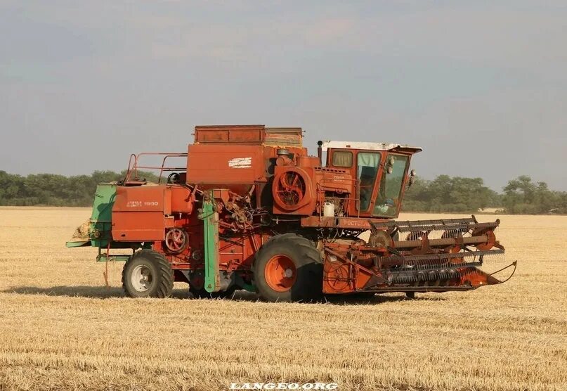 Remember the combine that surpassed Niva 5, Don 1500 The Soviet Union is the daw