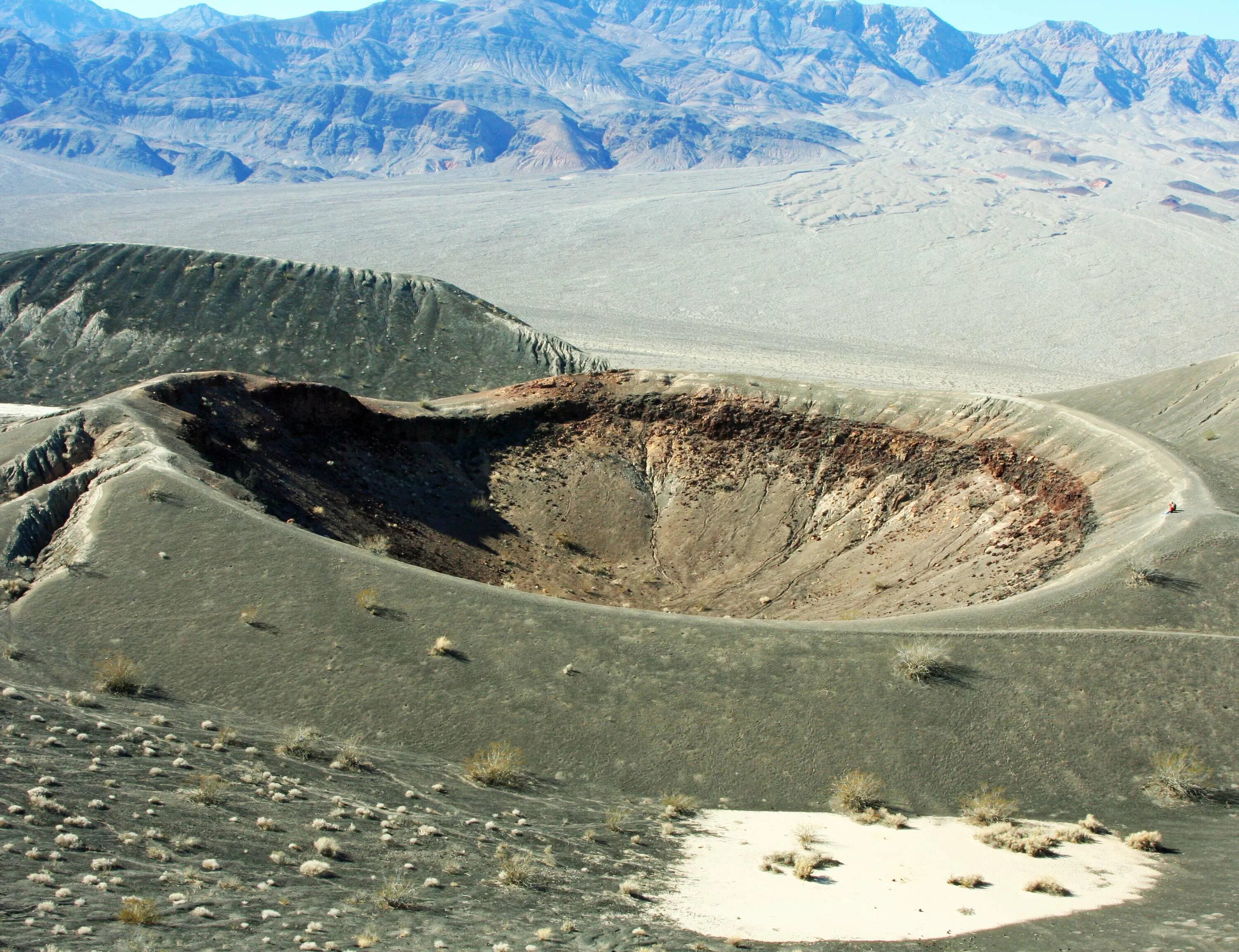 Самый крупный кратер на земле. Кратер Пингуалуит Канада. Кратер Бэрринджера. Мульдайский метеоритный кратер. Метеоритный кратер Волчья яма.