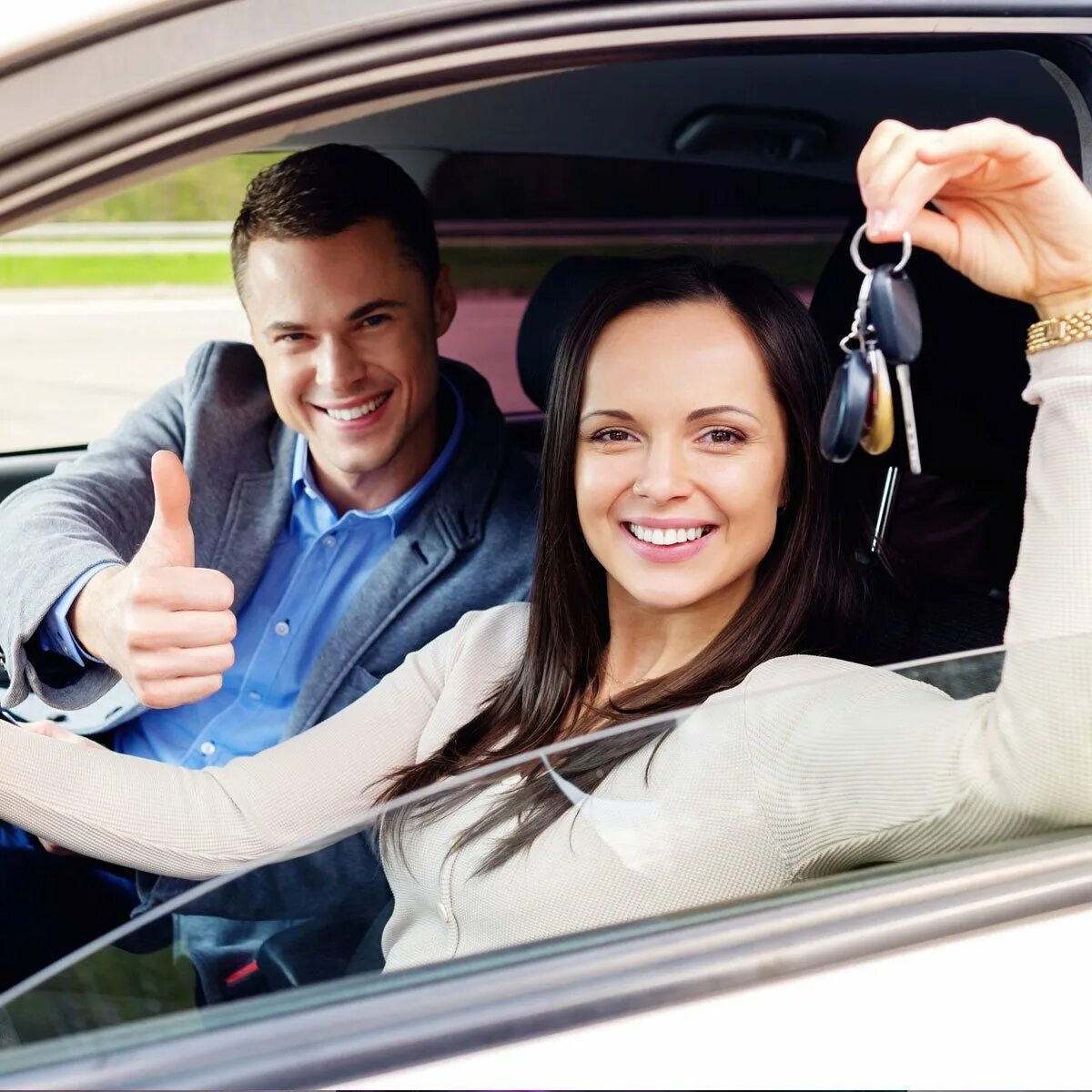 Девушка водит машину. Инструктор ф. Ученик автошколы. Инструктор автошколы. Инструктор по воідению.