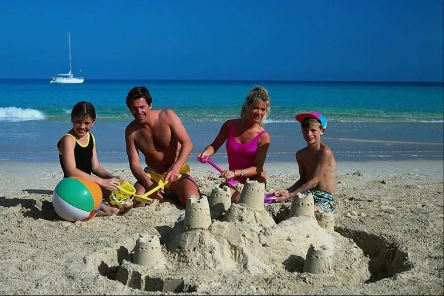 Фотография семейный отдых. Семейный отдых на пляже. На отдыхе люди с детьми. Люди летом на отдыхе. Семейная фотография на отдыхе.
