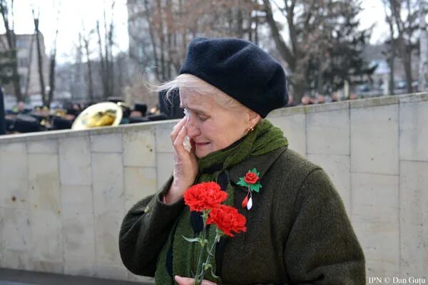 Мать потерявшая на войне. Мать потерявшая сына. Мама потеряла сына на войне. Минус мама потеряла сына