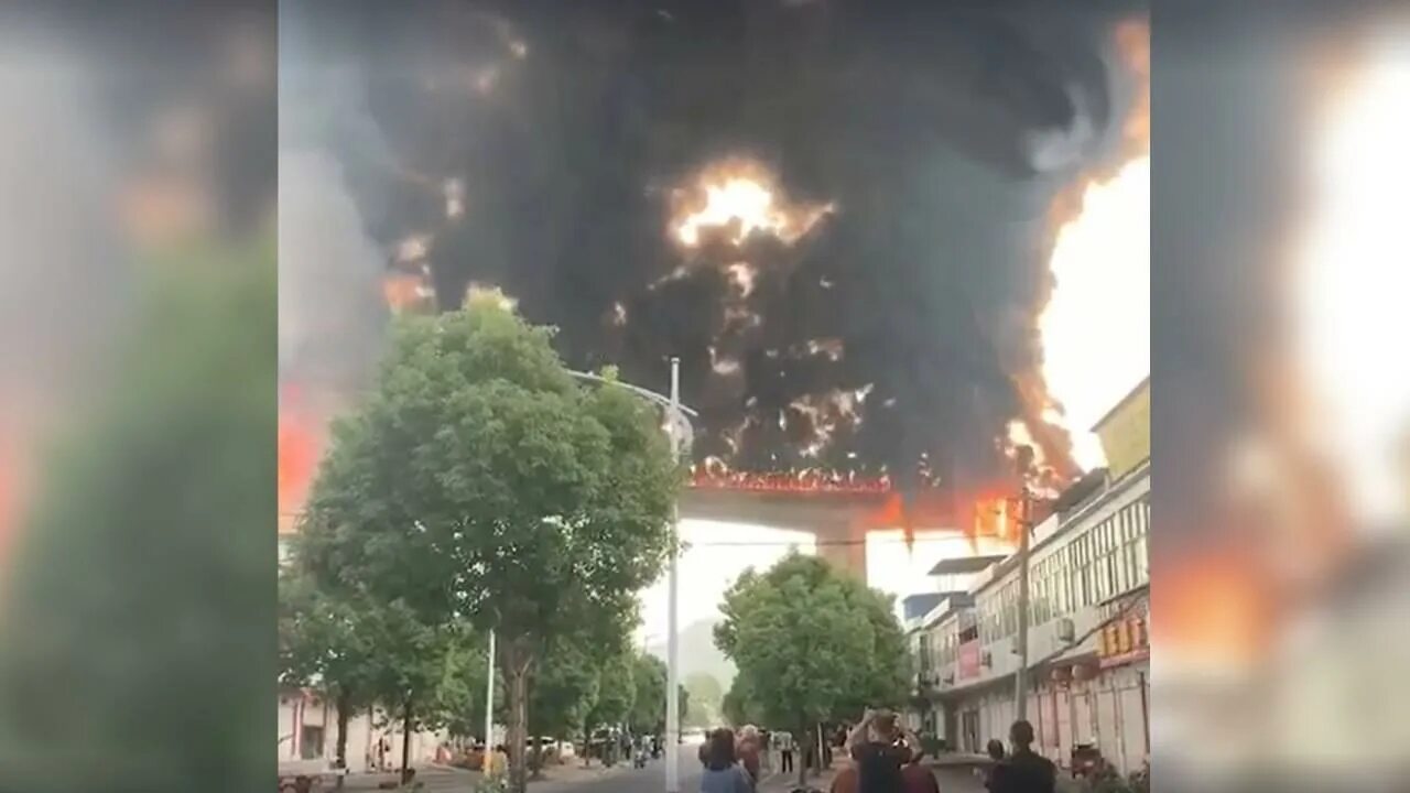 Пожар на китайском. Пожар в небоскребе. Сгоревшее здание. В китае сгорел небоскреб. Пожар на заводе в китае.