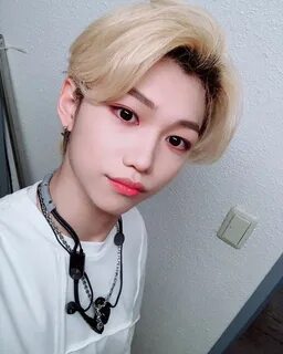 Какого цвета глаза феликса из stray kids
