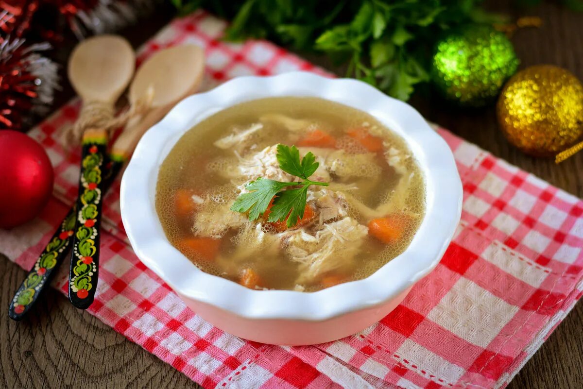 Добавляют ли в холодец лук. Холодец из курицы. холодец из куриных бедрышек. заливное из куриных бедер на новый год. суп из холодца.