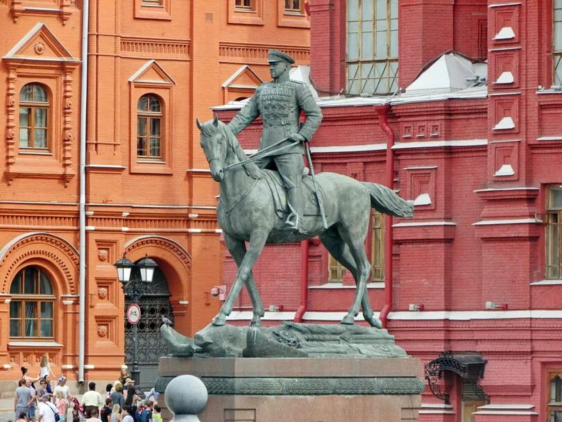 В Москве поменяли памятник маршалу Жукову около Кремля - РБК