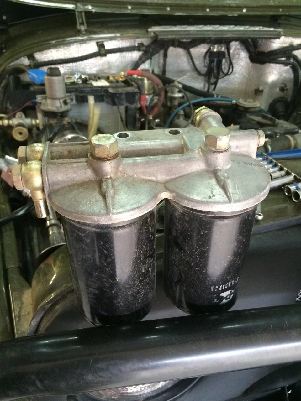 Камаз 55111 топливный фильтр тонкой очистки новый. Как поменять фильтры на камазе. Как поменять фильтры на камазе. Корпус воздушного фильтра камаз 43118. Камаз 43118 замена топливных фильтров.