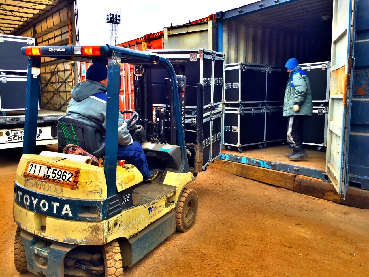 Перевозка сборных грузов. Грузовые машины для перевозки. Разгрузка погрузчиком. Разгрузка, погрузка товара. Разгрузка, погрузка товара.