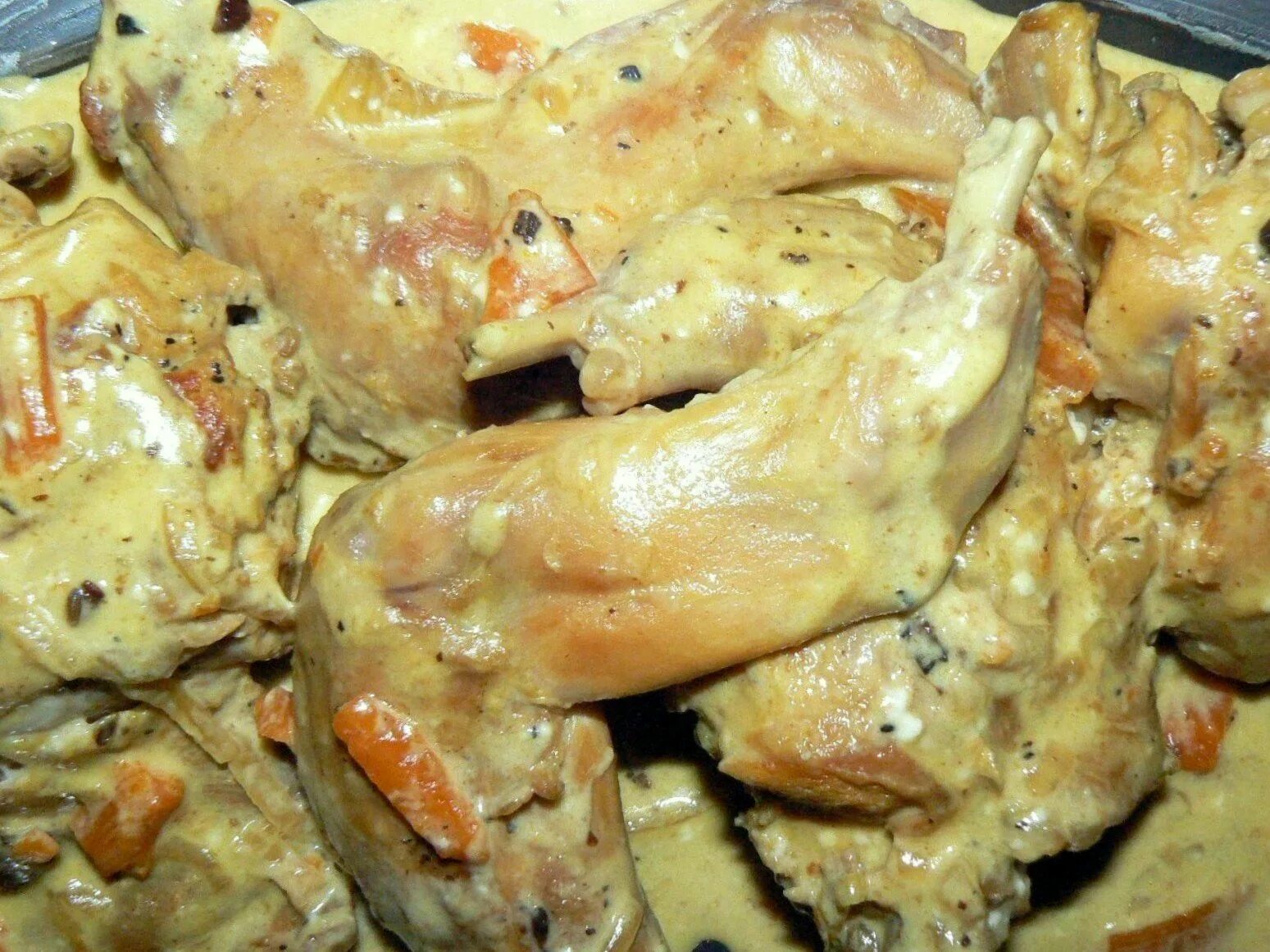 Кролик в сметане. Приготовить кролика со сметаной рецепты. Кролик в сметанном соусе. Кролик в сметане тушеный. Кролик в сметане с картошкой.