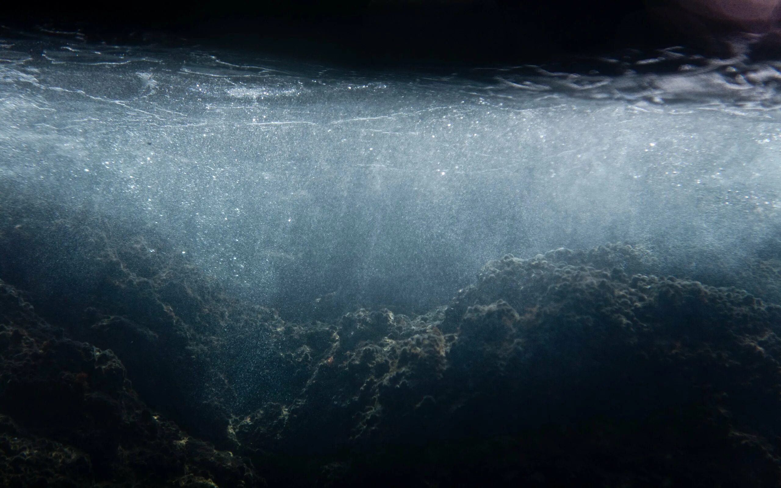 Море глубина. Под водой. Темное дно океана. Море под водой.