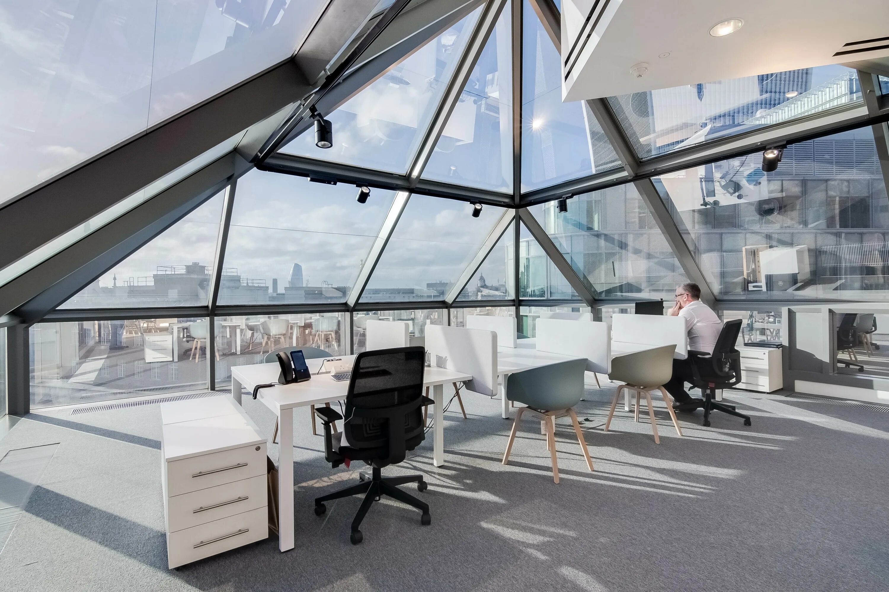 Здание EC. Offices with a view in London. Great office