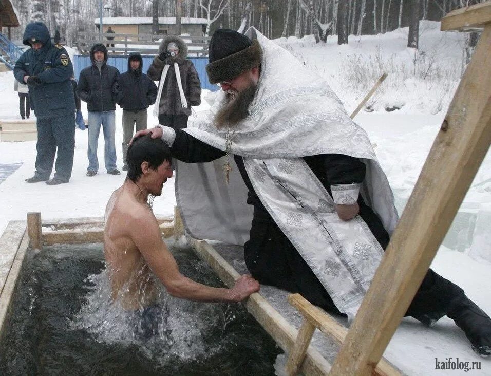 Купание в проруби на крещение 2021. Купание в проруби на крещение. Купание в проруби после бани. Архангельское купель. Можно ли мыться в крещение ответ священника.