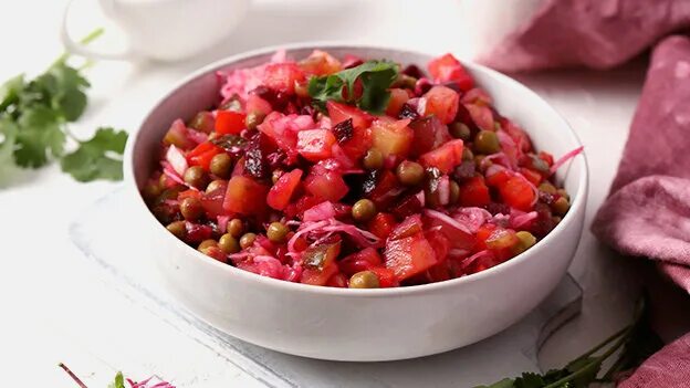 Винегрет с квашеной капустой и солеными огурцами. Украшение винегрета. Винегрет с капустой и горошком. Винегрет с квашеной капустой. Винегрет с горошком.