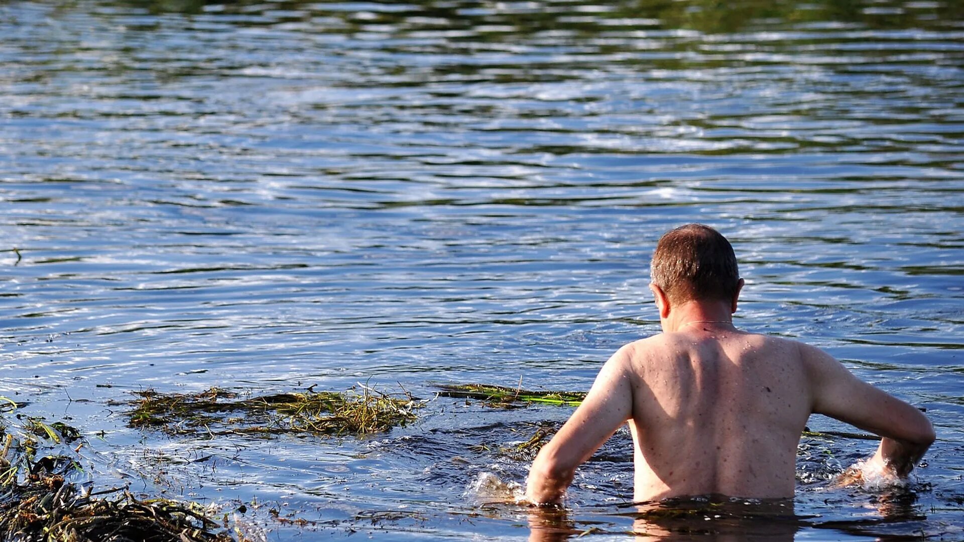 Мальчики купаются в реке. Человек плывет. Маечик. Купание в водоемах. Парень у реки.