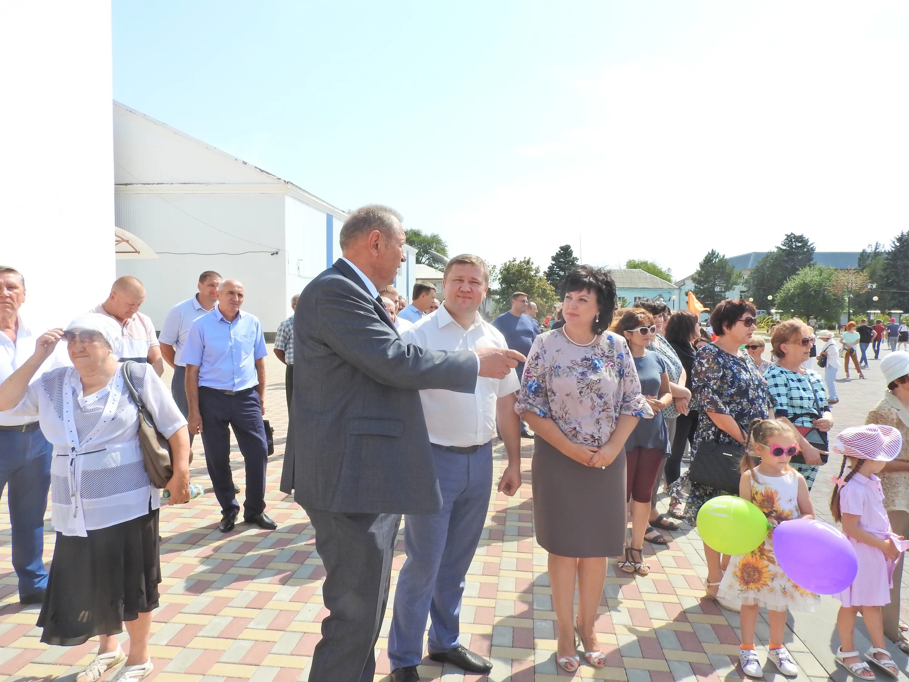 Погода село новомихайловское красногвардейского района. Село Красногвардейское Ставропольский край. Ставропольский край Красногвардейский район село Коммунар больница. Площадь села Красногвардейского Ставропольского края. Радаев ,село Красногвардейское Ставропольский край.