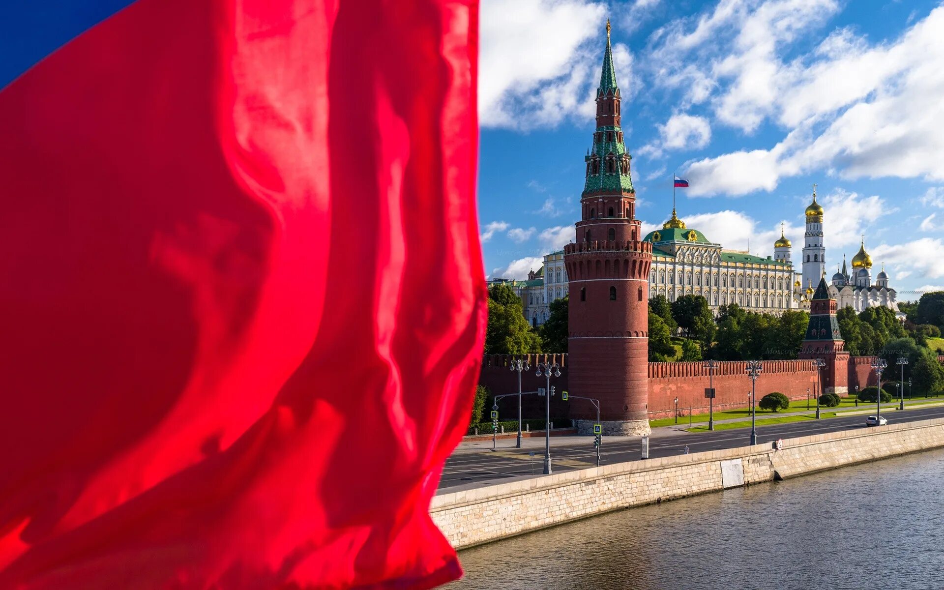 Кремль Москва флаг России. Флаг РФ Кремлин. Знамя Победы и флаг РФ В Кремле. Кремлёвский дворец Кремль с флагом РФ.