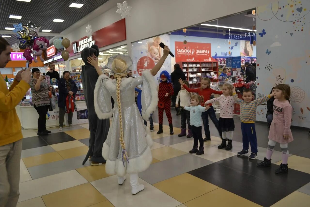 ТЦ сказка Краснодар. Сказка в торговом центре новый год. Развлекательный центр сказка в Краснодаре.