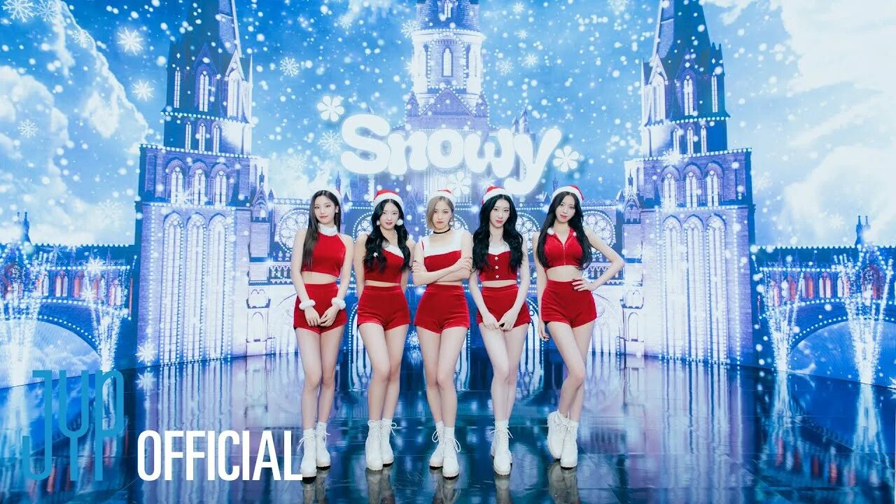 Itzy кириллизация. Itzy участницы рюджин. группа itzy. merry christmas город. itzy обои.