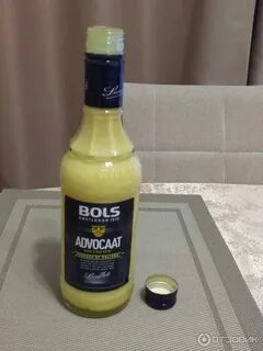 Ярко желтый голландский ликер яичный
