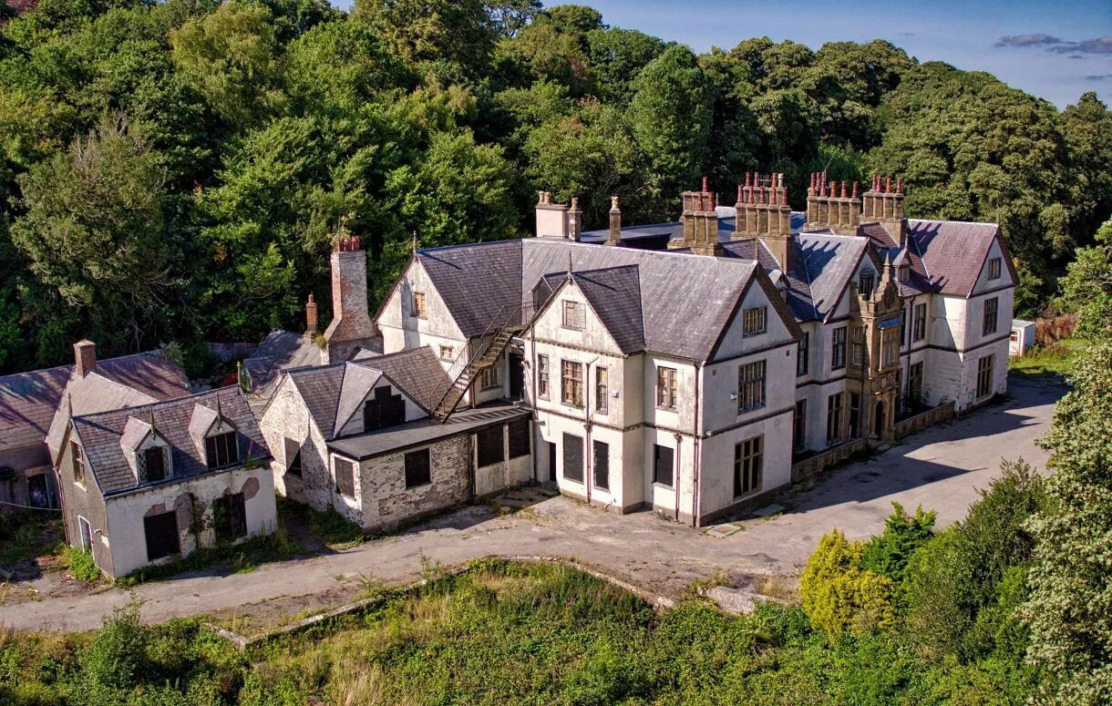 Country life. Большой сайдинговый дом в америке. Their house big. Большой дом. Eaves.